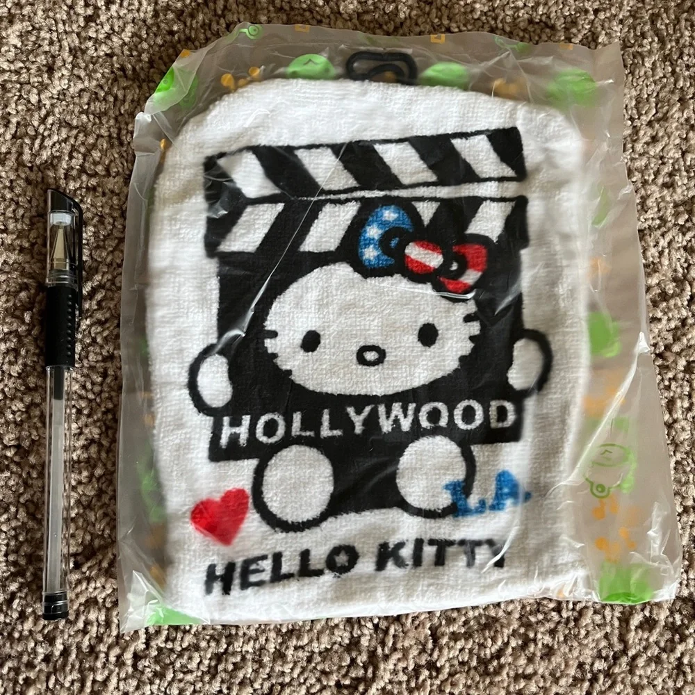 **5 for $25***Hello Kitty Hollywood wash mitt NWOT